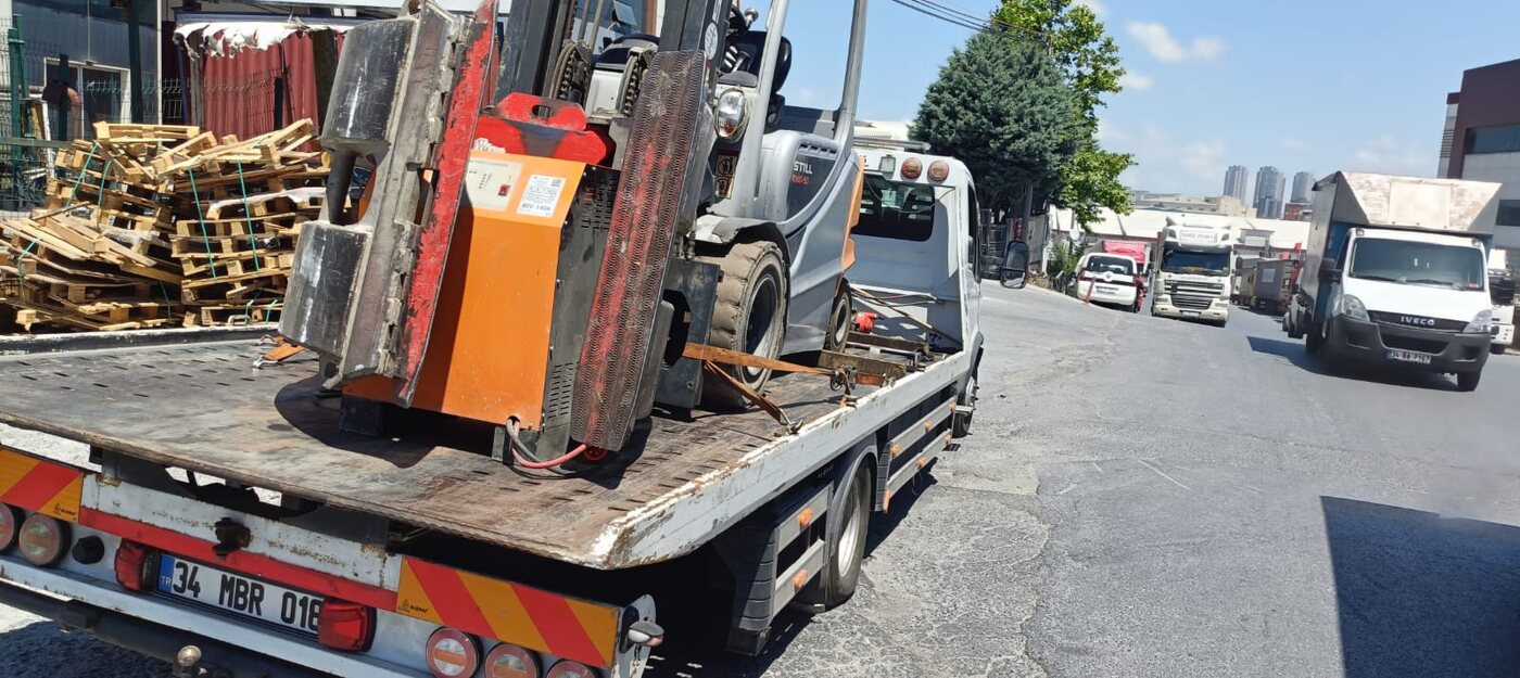 Forklift iş makinesinin çekici ile güvenli şekilde bağlanarak taşınması